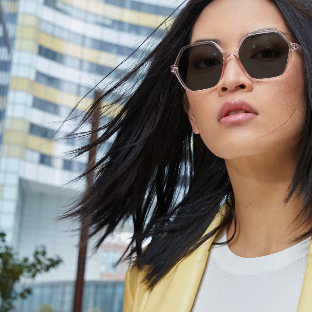 Mujer con gafas Transitions